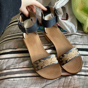 LATIGO SANDALS